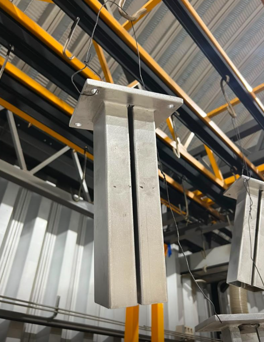 Herraje industrial de acero en proceso de fabricación
